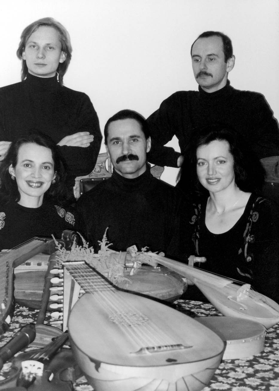 У першому ряді - І. та К. Чечені, Н. Боянівська; у другому - В. Шевчук, О. Савченко